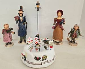lot 76 image: Vintage Bobblehead Carolers & Santa Skating on Pond Music Box 