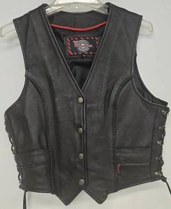 lot 130 image: Milwaukee Black Leather Womens Biker Vest