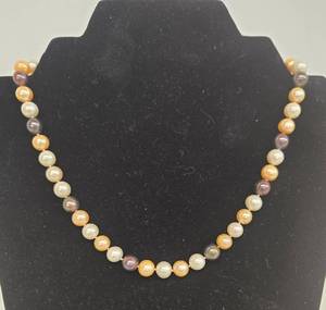 lot 136 image: Vintage Multicolor 16 Freshwater Pearl Beaded Necklace