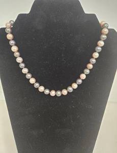 lot 137 image: Vintage Multicolor 16 Freshwater Pearl Beaded Necklace