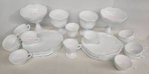 lot 138 image: Vintage Indiana Colony Harvest Grape Milk Glass Tableware