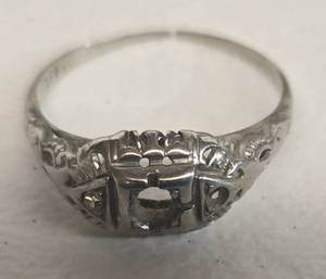 lot 148 image: Vintage Art Deco 18K White Gold Ring - Scrap