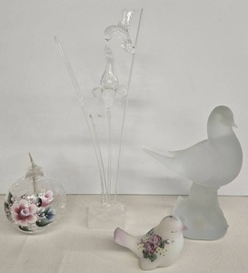 lot 162 image: Vintage Glass Hummingbird Sculpture, Glass Birds including FENTON & Oil Lamp - Qty 4
