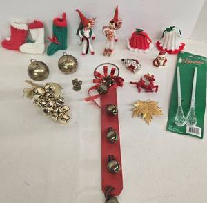 lot 171 image: Vintage Christmas Ornaments and Decor
