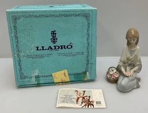 lot 56 image: Retired Lladro #7607 Flower Song (Great Condition) In Original Box