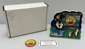 lot 123 image: 2008 Sky Blue Drive In 10Th Anniversary Collectors Club Porcilain Plaque 6 12 H x 7 L  With Button & Original Box