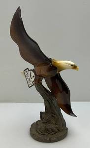 lot 247 image: Big Sky Carves Stonecast Eagle Sculpture 15 34