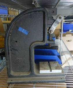 lot 8 image: 3M Assembly press model 3335