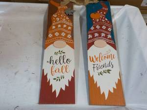 lot 1 image: Fall Wall Dcor...