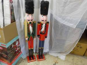 lot 17 image: 2 Nutcrackers 41 tall, needs heads...