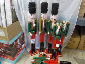 lot 20 image: Xmas Dcor - needs repair...