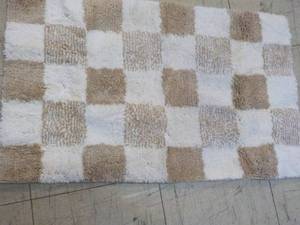 lot 87 image: Bath Rug 19 x 30...