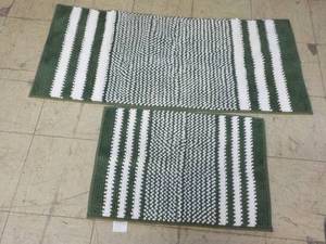lot 89 image: 2 Bath Rugs 18 x 26 and 21 x 48...