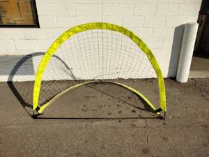 lot 136 image: Green Portable Umbro Pop-up 6 ft Soccer Goal Net