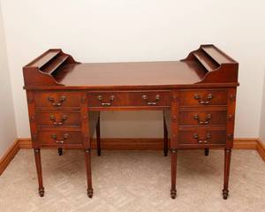 lot 1 image: Colonial Manufacturing Company Vintage George Washington Style Mahogany Desk