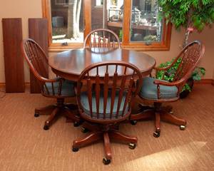 lot 17 image: Circle Table and Four Rolling Chairs by Richardson Brothers Company