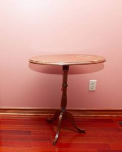 lot 33 image: Vintage Side Table