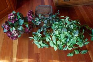 lot 37 image: Floral Home Decor