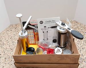 lot 177 image: Vintage Marcato Atlas Biscuits Maker Cookie Press and Wilson Cookie Pro Press