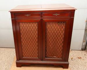 lot 171 image: Magnavox Regency Symphony Vintage StereoTurntable Cabinet