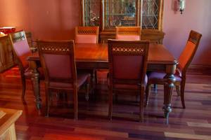 lot 60 image: Dining Room Table (with two leaves) and Chairs by Lexington