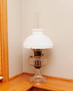 lot 84 image: Vintage Glass Oil Lamp