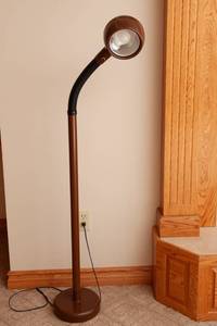 lot 119 image: Brown Cobra Snake Neck Floor Lamp