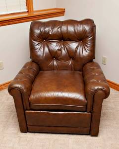 lot 89 image: Sophisticated Leather Reclining Chair