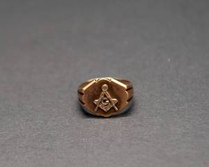 lot 142 image: Vintage Masonic 10K Gold Ring
