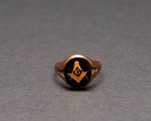 lot 128 image: Vintage Masonic Black and 10K Gold Ring