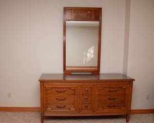 lot 162 image: Large Vintage Thomasville Dresser with Glass Top