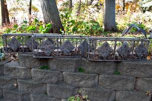 lot 205 image: Metal Flower Box Decor