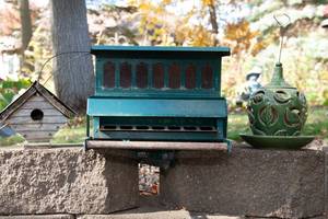 lot 206 image: Bird Feeders