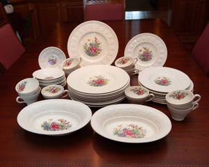 lot 57 image: Wedgewood Wellesley Tintern Dinner Set