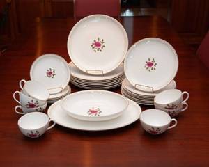 lot 67 image: Royal Doulton Sweatheart Rose Dinner Set