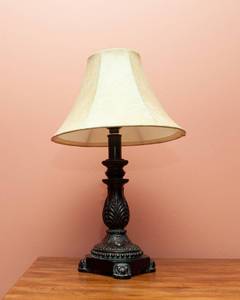 lot 77 image: Small Lamp
