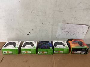 lot 218 image: LOT OF 5 XBOX Controllers