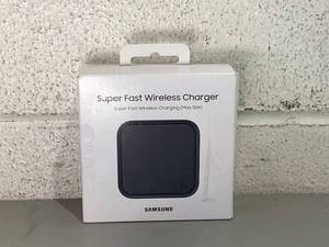 lot 499 image: Samsung Super Fast (15W) Wireless Charger with USB-C (1m) Cable - Gray
