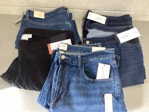 lot 679 image: LOT OF 5 Womens Jeans Size 16