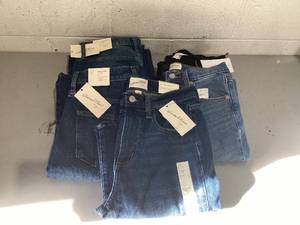 lot 682 image: LOT OF 5 Womens Jeans Size 2