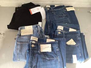 lot 685 image: LOT OF 5 Womens Jeans Size 4