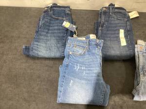 lot 641 image: LOT OF 5 Womens Jeans Size 2