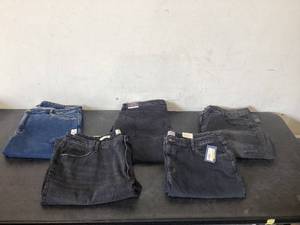 lot 672 image: LOT OF 4 Womens Jeans Size 24