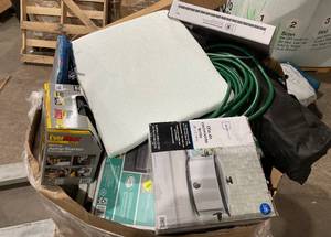 lot 813 image: Wholesale Pallet of Assorted Miscellaneous Items