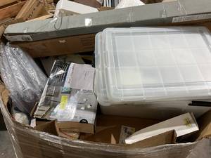 lot 815 image: Wholesale Pallet of Assorted Miscellaneous Items