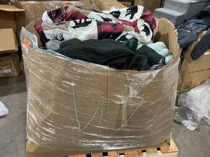 lot 806 image: Wholesale Pallet of Blankets and Duvets