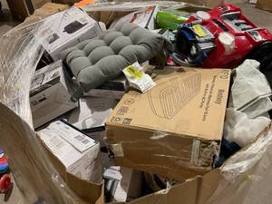 lot 817 image: Wholesale Pallet of Assorted Miscellaneous Items