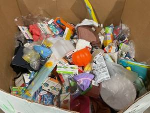 lot 818 image: Wholesale Pallet of Assorted Miscellaneous Items