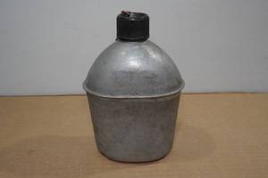 lot 43 image: Antique US Infantry Metal Canteen Dated 1944