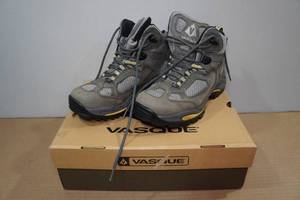lot 129 image: Vasque Womens Hiking Boots -Size 6